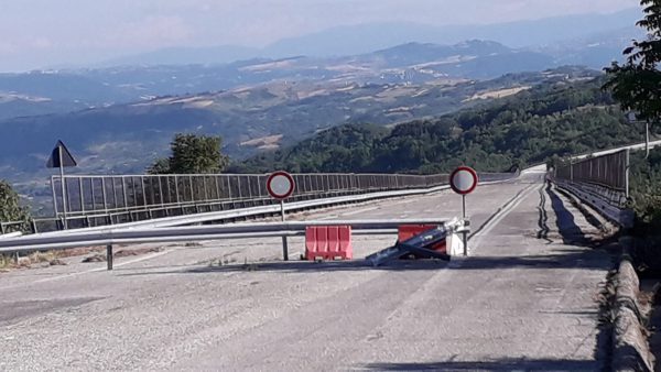 Un Varco Nella Barriera Sul Sente Transito Clandestino Sul Ponte