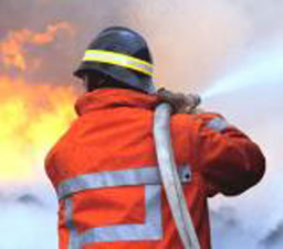 A fuoco una casa in legno nelle campagne di Isernia