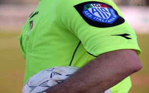 Arbitro dimentica di far battere i rigori, partita da ripetere