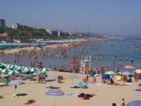 Tutti in spiaggia per sfuggire all’afa