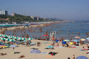 Tutti in spiaggia per sfuggire all’afa