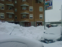 Campobasso, cumuli di neve in via XXIV maggio