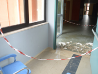 Piove a dirotto, cede il controsoffitto