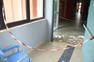 Piove a dirotto, cede il controsoffitto