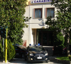 I Carabinieri presidiano l’area colpita dal terremoto