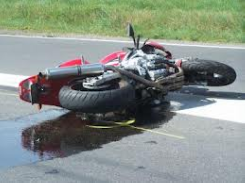 Auto contro moto, grave una ragazza