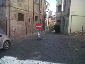 Crolla un cornicione, chiusa via Sant’Antonio