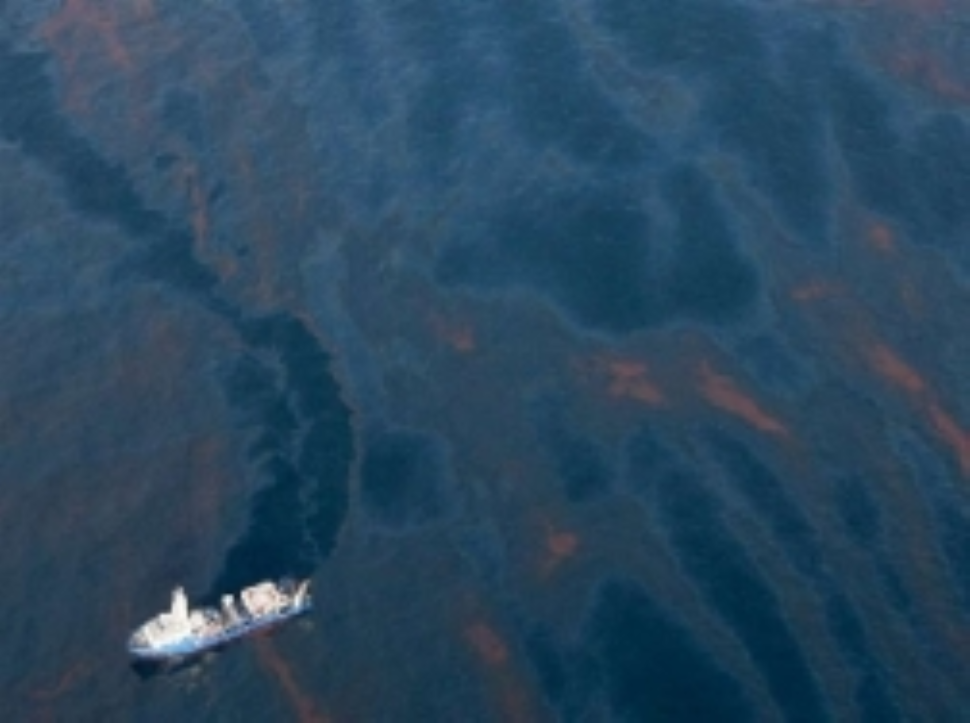 Idrocarburi in mare, scatta la procedura d’emergenza