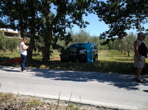 Si schianta contro una quercia, muore 26enne