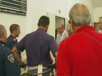 Donna armata di coltello semina il panico in tribunale