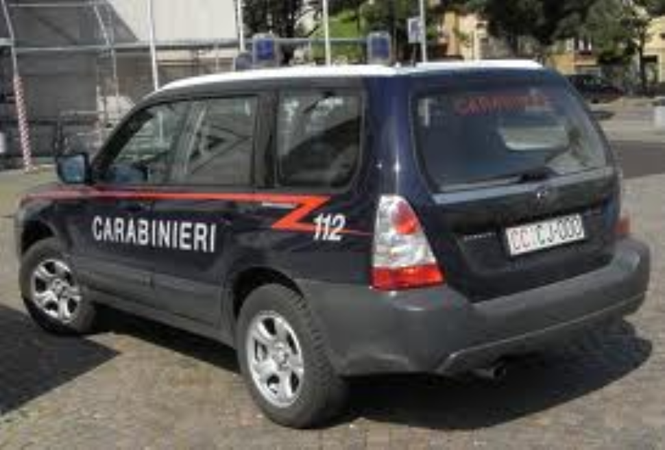 Pistole, munizioni e coltello in auto: 38enne nei guai