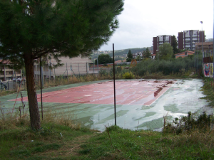 Progetto per valorizzare le aree degradate dei quartieri, oggi la pulizia di un campetto