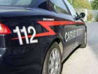 Fermato dai carabinieri, si scaglia contro le pareti della caserma per procurarsi lesioni