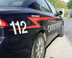 Fermato dai carabinieri, si scaglia contro le pareti della caserma per procurarsi lesioni