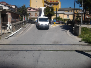 Tragedia sfiorata al passaggio a livello