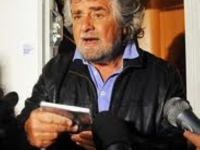 Grillo a Termoli arringa la folla