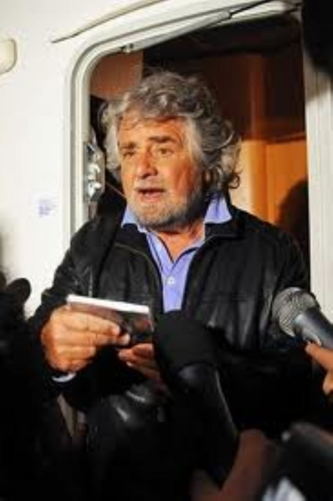 Grillo a Termoli arringa la folla