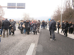 Ittierre, tensione alle stelle: i lavoratori bloccano la statale