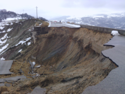 Voragine sulla strada provinciale Verrino