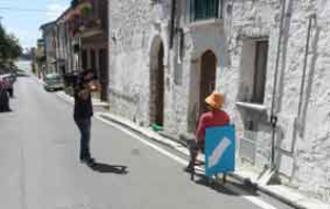 Ex ferroviere si siede in mezzo alla strada per protesta