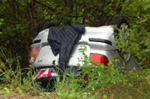 Si ribalta con l’auto e finisce nella scarpata, miracolata