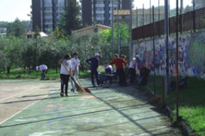 A San Giovanni ripulito il campetto abbandonato