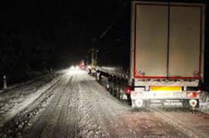 Maltempo, venti camion bloccati sulla Trignina