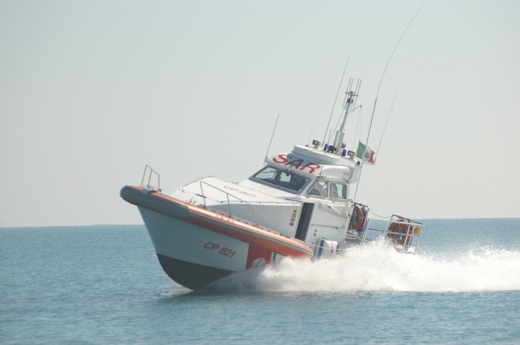 Motoveliero in balia della burrasca, salvato da Capitaneria e un peschereccio