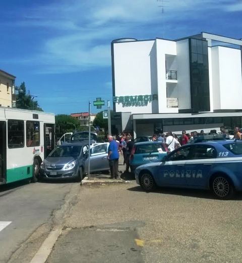 Violento scontro in via Maratona, coinvolto un autobus della Gtm