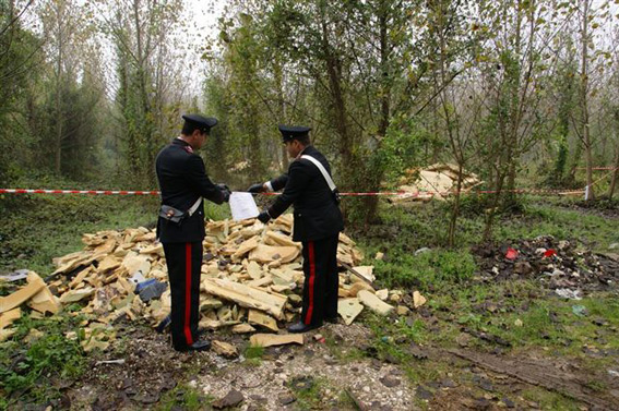 Macchiagodena, 50enne nei guai: stava smaltendo eternit in una discarica abusiva