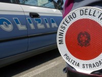 Stradale sequestra pullman senza copertura assicurativa, passeggeri a piedi