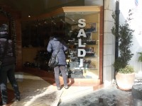 Partono i saldi e la gente si riversa in strada