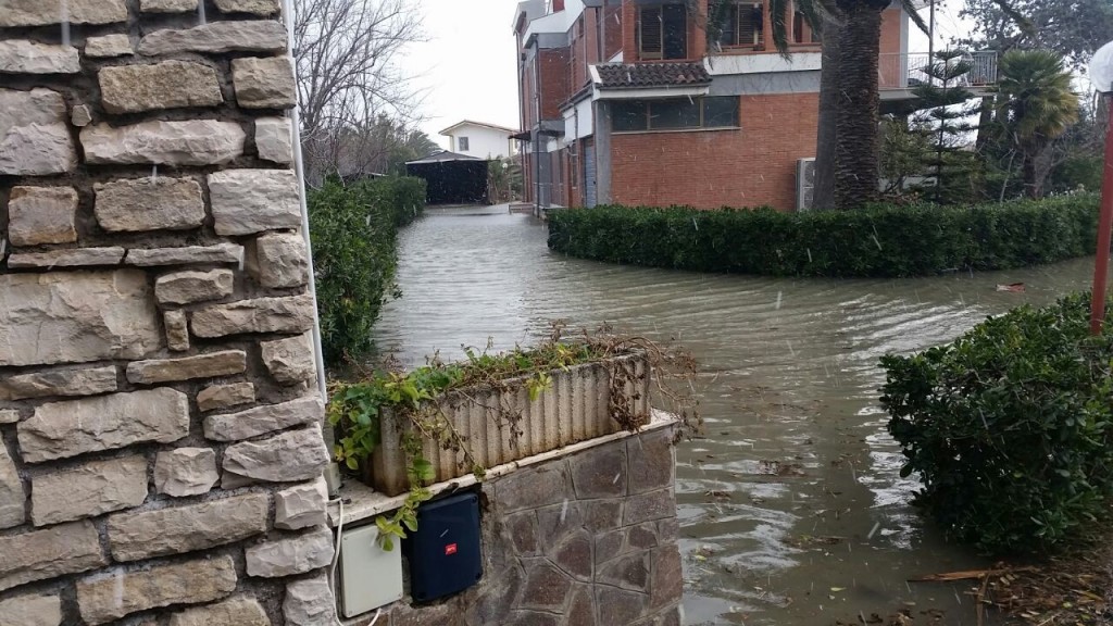 Allagamenti a Rio Vivo-Marinelle, vigili del fuoco portano fuori i residenti