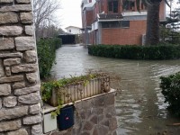 Allagamenti a Rio Vivo-Marinelle, vigili del fuoco portano fuori i residenti