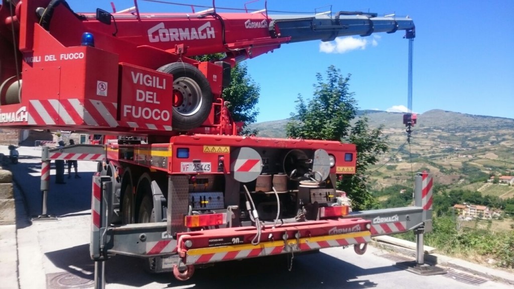 Nel burrone col bobcat; miracolato operaio agnonese