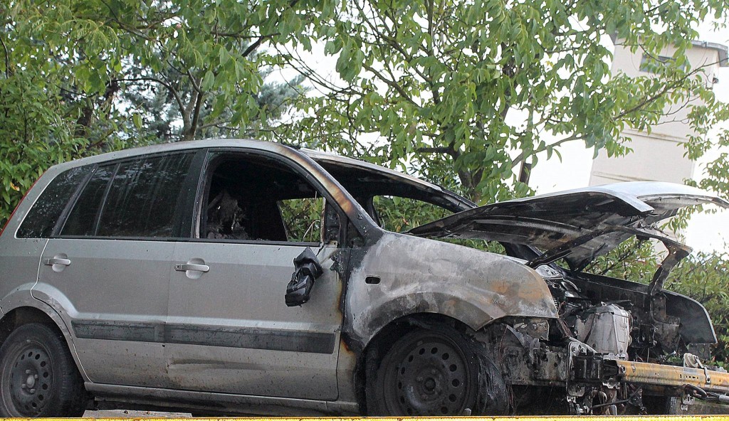 Auto in fiamme sulla variante tra Sesto Campano e Roccaravindola