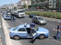 Posti di blocco della polizia che ha arrestato due giovani che trasportavano armi a bordo di una Fiat Panda bloccata dai poliziotti in mezzo al traffico alla circonvallazione di Palermo, 20 luglio 2012.
ANSA/MICHELE NACCARI