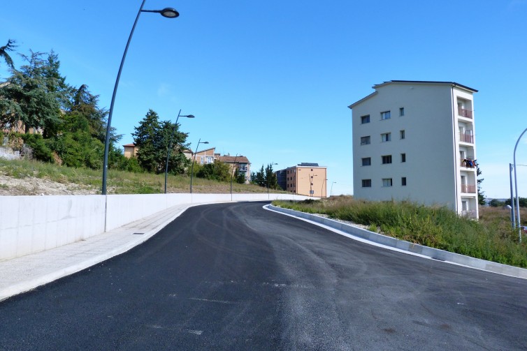 Incompleta la strada che passa davanti alla scuola di via De Gasperi