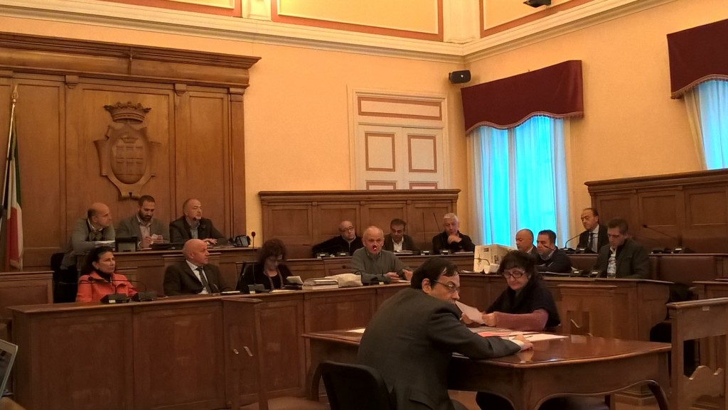 Vizi e pregiudiziali, il Consiglio rinvia ancora la decisione sul deposito a Camposarcone