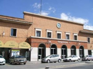 Furto al bar della Stazione, poi abbandonato 30 chili di monete. Bottino troppo pesante