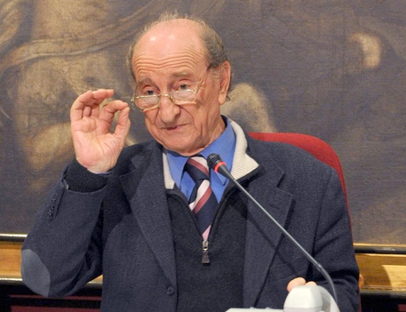 Il giornalista Federico Orlando in una immagine dell'11 marzo 2009. Orlando e' morto ieri sera, all'etÃ  di 85 anni. Nato il 13 ottobre 1928 a San Martino in Pensilis in provincia di Campobasso, Orlando dopo aver lavorato al Messaggero e al Giornale d'Italia, entra nel Giornale diretto da Indro Montanelli, di cui diventerÃ  condirettore. COn Montanelli condivise la rottura con l'editore Silvio Berlusconi e la conseguente nascita de La voce. Dal 2008 era condirettore di Europa.    ANSA/CLAUDIO PERI