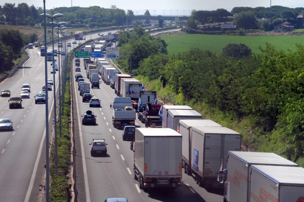 Roma, 13 luglio Disagi e code sul Grande raccordo anulare di Roma. Fin dalla mattinata la circolazione sul Gra è molto rallentata a causa di una clamorosa protesta degli autotrasportatori aderenti al sindacato Trasportounito-Fiap. - Roma, 13 luglio Disagi e code sul Grande raccordo anulare di Roma. Fin dalla mattinata la circolazione sul Gra è molto rallentata a causa di una clamorosa protesta degli autotrasportatori aderenti al sindacato Trasportounito-Fiap. - Fotografo: mario proto