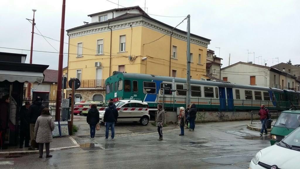 Auto resta ‘intrappolata’ sui binari in via Mazzini