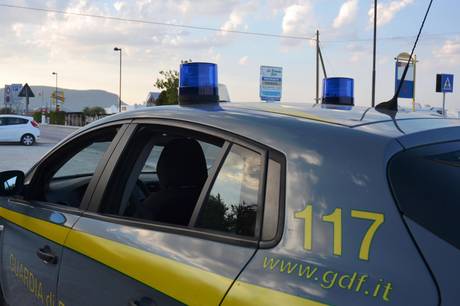Un momento del Piano coordinato di controllo economico del territorio condotto il 28 e 29 luglio dalla Guardia di Finanza di Ancona nei comuni costieri della provincia: Ancona (Torrette e Portonovo), Senigallia, Falconara marittima, Sirolo, Numana-Marcelli. Duecentosei le verifiche sull'emissione di scontrini e ricevute fiscali, con 74 violazioni accertate, che vanno ad aggiungersi alle 625 rilevate nei primi sei mesi del 2012. Fra le curiosità , il caso di un barista di Osimo (Ancona) smascherato dalle Fiamme Gialle dopo aver battuto in poco tempo 11.126 scontrini a importo 'zero', per sottrarre gli incassi giornalieri dal conteggio del registratore di cassa. L'esercente ha evaso 170 mila euro e ora rischia la sospensione dell'attività , che di norma scatta alla quarta violazione rilevata nell'arco di cinque anni.
ANSA/ GUARDIA DI FINANZA COMANDO PROVINCIALE DI ANCONA +++ NO SALES - EDITORIAL USE ONLY +++