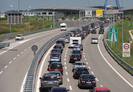 Traffico intenso sulla A4 Venezia-Trieste, oggi, sabato 9 agosto 2014. La sala radio di Autovie Venete Foto Ufficio Stampa Autovie Venete