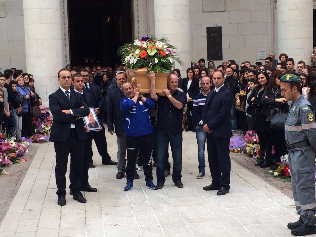 Migliaia in cattedrale per l’ultimo saluto a Mimmo De Maria