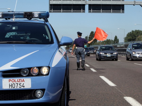 Termoli, ladro inseguito si lancia dall’auto in corsa