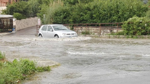 Violento nubifragio in città, allagata via Sant’Antonio dei Lazzari