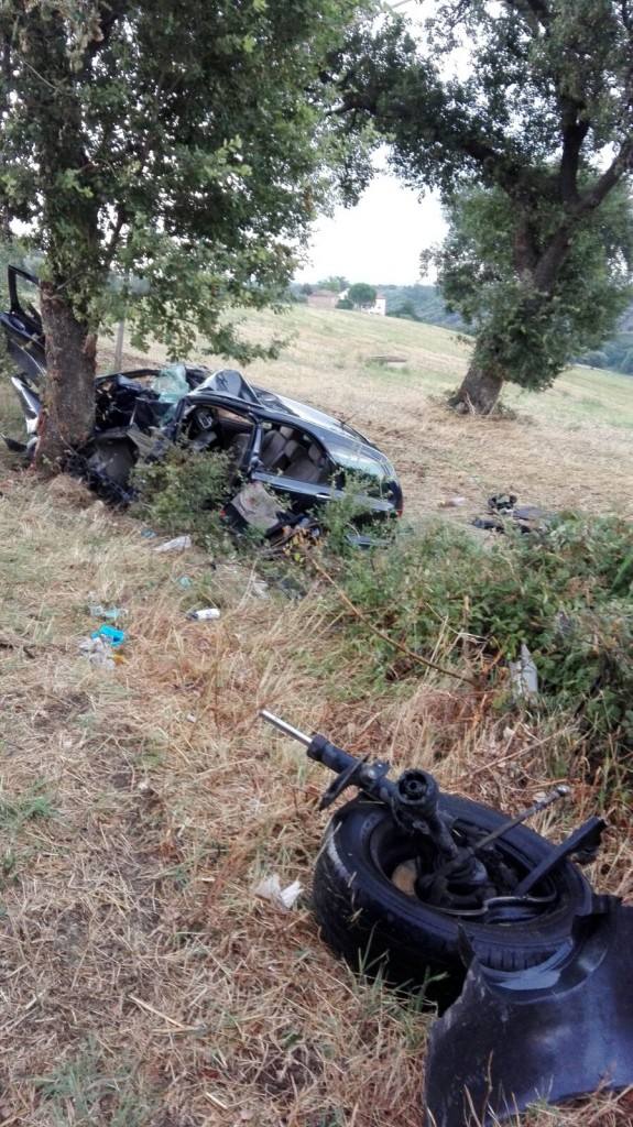 Finisce con l’auto contro un albero, nulla da fare per un 26enne di Larino