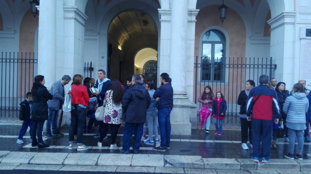 Scuola di via D’Amato, il Comune tira dritto: doppi turni